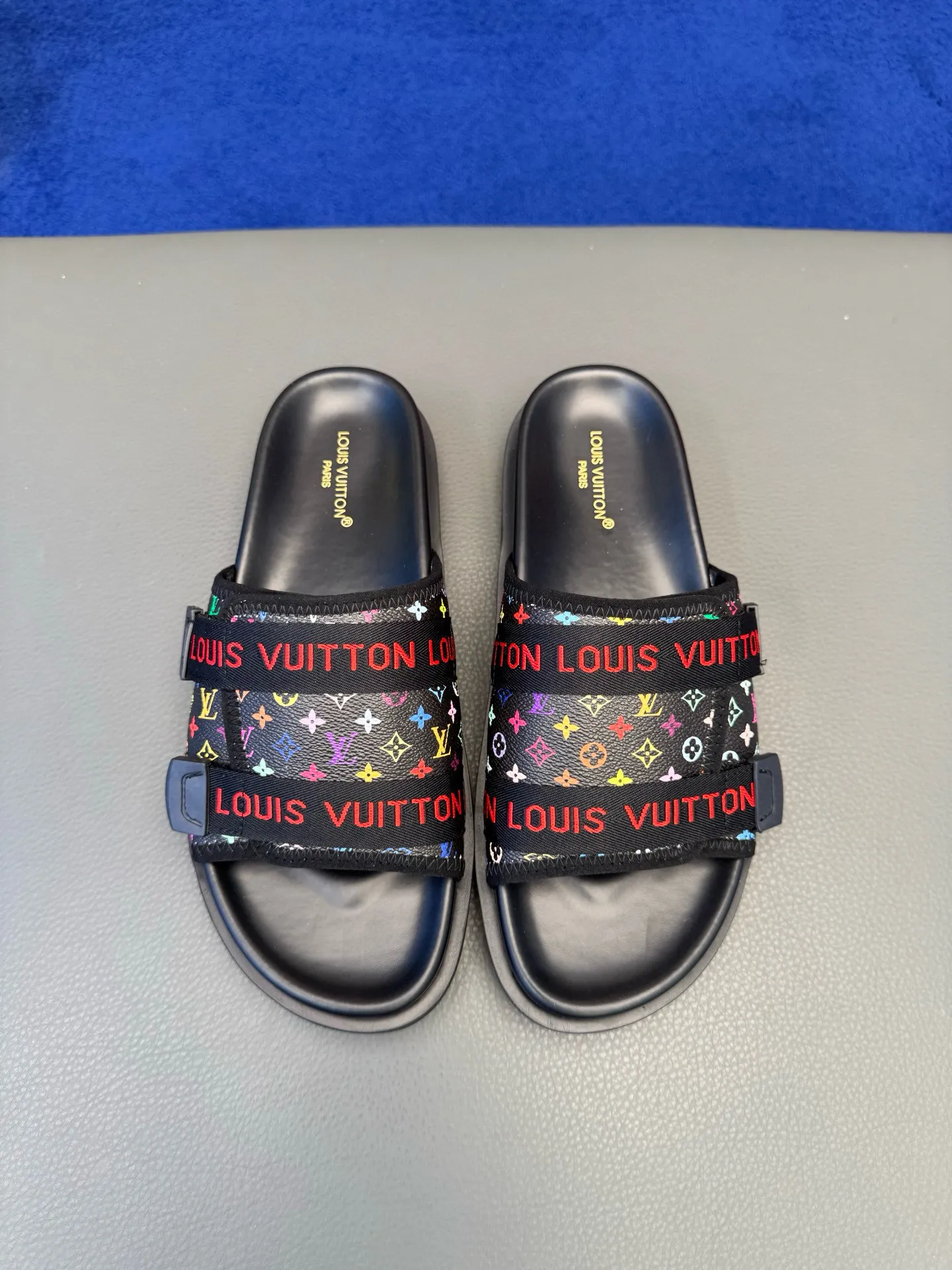 [L Home] P: 340💰Size: 38-45 Top purchasing lv men's summer slippers, classic presbyopia with soft real leather lining, unique color splicing effect, distinctive personality, fashionable and trendy essential style, light and comfortable. Lightweight and tough rubber insole, micro ridged foam outsole, super comfortable!